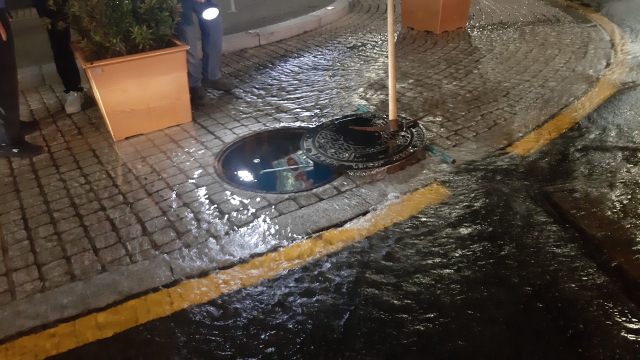 8일 부산시상수도사업본부에 따르면 7일 오후 9시 20분께 사하구 장림동 장림부스터펌프장 내 배관에 누수가 발생했다. 사진은 당시 현장 모습. 부산시상수도사업본부 제공