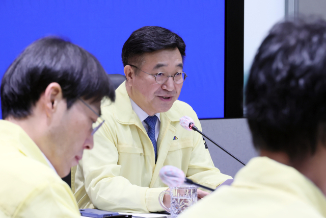 윤호중 행정안전부 장관이 9일 서울 종로구 정부서울청사 상황센터에서 국가정보자원관리원 행정정보시스템 화재 관련 중앙재난안전대책본부 10차 회의를 주재하고 있다. 연합뉴스