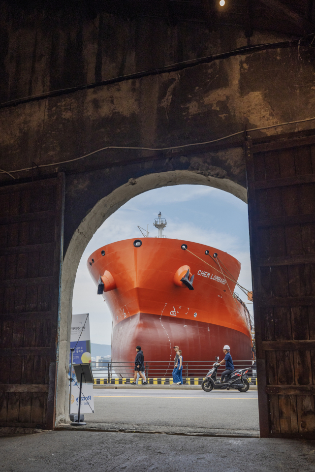 스페이스 원지에서 물양장 쪽으로 바라본 모습. 정대현 기자 jhyun@