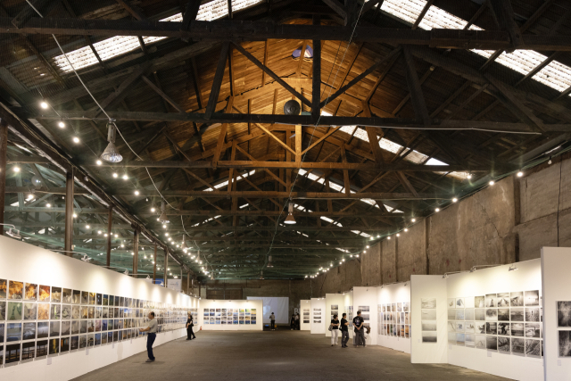 스페이스 원지 창고동에서 2025 부산국제사진제가 열리고 있다. 정대현 기자 jhyun@