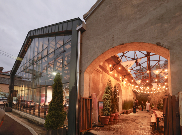 스페이스 원지 레스토랑과 정원 모습. 정대현 기자 jhyun@