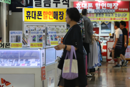 이동통신 단말기 유통 시장을 규제해온 ‘이동통신 단말장치 유통구조 개선에 관한 법률’(단통법)이 폐지된 지난 7월 22일, 서울 시내 휴대전화 판매점 모습. 연합뉴스