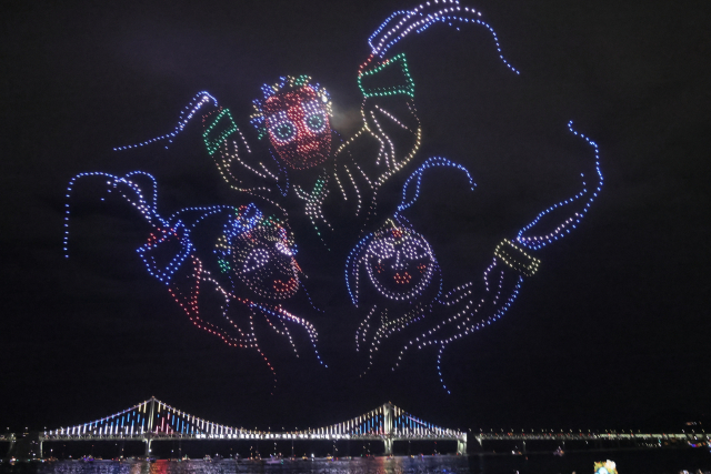 부산 수영구 광안리 드론쇼가 부산지방항공청 특별비행 승인을 받아 드론쇼 정상 운영에 청신호가 켜졌다. 사진은 지난 4일 열린 ‘광안리 M 드론라이트쇼’ 추석 특별공연 모습. 부산 수영구청 제공