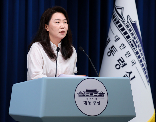 강유정 대통령실 대변인이 9일 용산 대통령실에서 이스라엘 군의 한인 탑승 선박 나포 관련 브리핑을 하고 있다. 강 대변인은 이재명 대통령이 전날 저녁 이스라엘이 나포한 선박에 탑승 중이었던 우리 국민과 관련해 현재 상황과 조치 계획을 보고 받고 