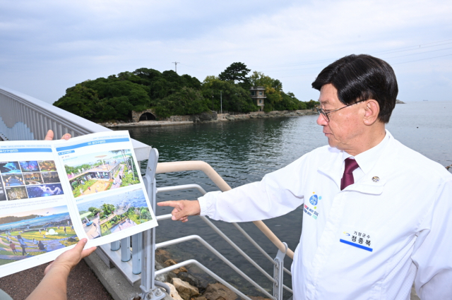 정종복 부산 기장군수가 죽도 관광자원화 사업 현장을 점검하고 있다. 기장군청 제공