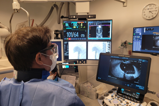 센텀종합병원 췌장담도센터 이상수 센터장은 “내시경 치료는 시술 후 회복이 빠르고 일상 복귀가 수월한 장점이 있으며, 체력적으로 수술이 어렵거나 항응고제 복용 등 출혈 위험이 높은 환자에게 새로운 대안이 되고 있다”고 밝혔다. 이 센터장의 내시경 치료 모습. 센텀종합병원 제공