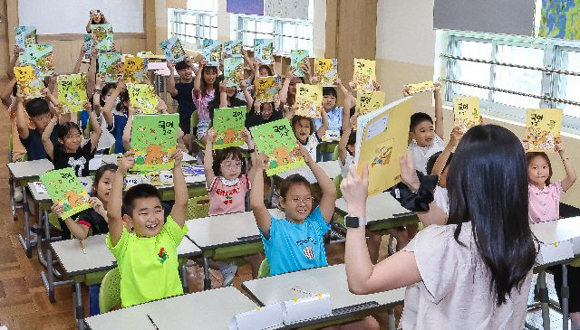 2025학년도 2학기 개학식이 열린 지난 8월 11일 부산 사상구 모동초등학교에서 여름방학을 마치고 등교한 전교생 48명이 새로 받은 2학기 교과서를 들어보이고 있다. 김종진 기자 kjj1761@