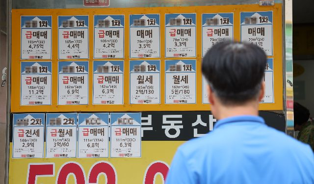 부산 동래구의 한 부동산에 매매와 월세 등 거래 안내문이 붙어 있다. 기사와 직접 관련 없음. 정종회 기자 jjh@