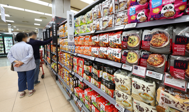 한국의 1인당 라면 소비량이 베트남에 이어 세계 2위를 차지했다. 서울 시내의 한 대형마트에 진열된 라면 코너. 연합뉴스