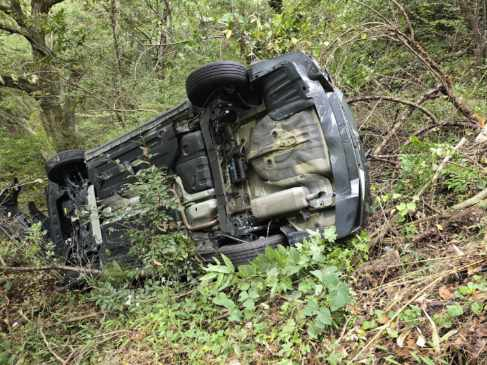 9일 부산 북부경찰서에 따르면 이날 오전 9시 50분께 만덕동 금정산 오르막길에서 60대 여성 A 씨가 몰던 승용차가 도로 오른쪽 산비탈로 추락했다. 부산 북부경찰서 제공