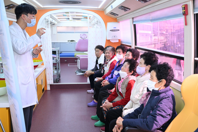 거창군 주민들이 통합돌봄버스에 탑승해 치아 검진을 받고 있다. 경남도 제공
