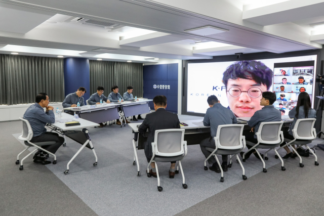 노동진 수협중앙회장(왼쪽)이 지난해 10월 19일 세계 각국에 포진한 무역지원센터장과 첫 영상회의를 갖고 수산물 수출계약 성과 등 노고를 격려하고 있다. 수협 제공