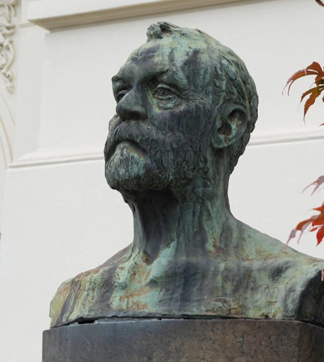 트럼프 대통령이 가자지구 전쟁 1단계 휴전 합의를 이끌어내면서 노벨평화상을 받아야 한다는 압박이 커지고 있고, 이에 노르웨이가 긴장하고 있다고 블룸버그 통신이 보도했다. 사진은 노르웨이 노벨 연구소 밖의 알프레드 노벨 흉상. 연합뉴스