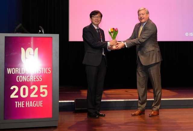 제65차 세계통계대회 폐회식에서 차기대회(부산)를 공식 인수하는 김대유 국가데이터처 대표단장. 국가데이터처 제공