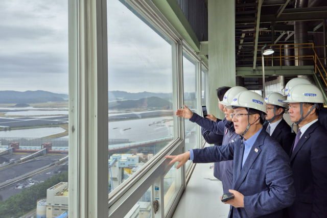 김성환 기후에너지환경부장관이 10일 충남 태안군 한국서부발전 태안발전본부에서 석탄발전 폐지 관련 정의로운 청정에너지로 전환과 안전관리 강화를 당부하고 있다. 기후에너지환경부 제공