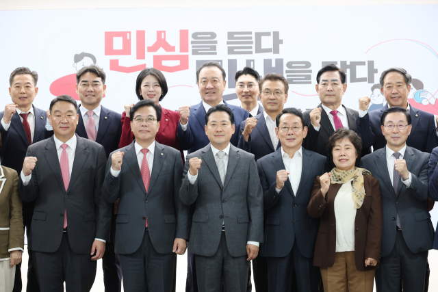 국민의힘 장동혁 대표, 송언석 원내대표가 10일 서울 여의도 중앙당사에서 열린 국민의힘 전국 시도당위원장 간담회에서 참석자들과 기념촬영하고 있다. 연합뉴스