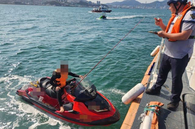 10일 부산 남구 오륙도방파제에서 무허가 수상레저활동을 즐기던 남성들이 붙잡혔다. 부산해양경찰서 제공