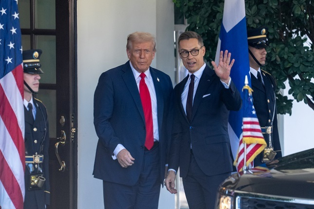 트럼프 미국 대통령이 10월 9일 미국 워싱턴 D.C. 백악관에서 알렉산더 스텁 핀란드 대통령을 맞이하고 있다. 연합뉴스