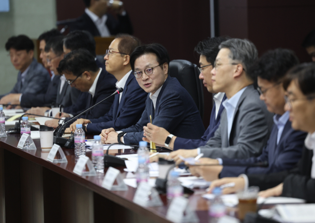 김정관 산업통상부 장관이 10일 서울 종로구 무역보험공사에서 열린 산업통상부 공공기관장 회의에서 발언을 하고 있다. 연합뉴스