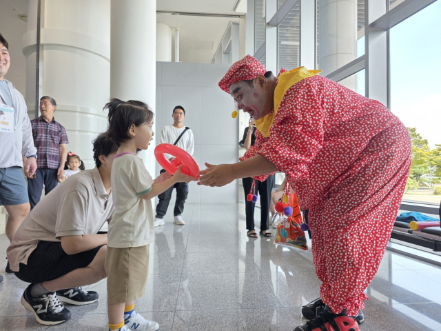올해 추석 연휴기간에 국립해양박물관에서 삐에로 아저씨와의 풍선 놀이가 진행되고 있다. 국립해양박물관 제공