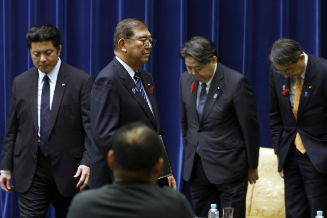 이시바 시게루 일본 총리가 10일 도쿄 총리 관저에서 기자회견을 열어 '전후 80년 소감'을 발표한 뒤 퇴장하고 있다.