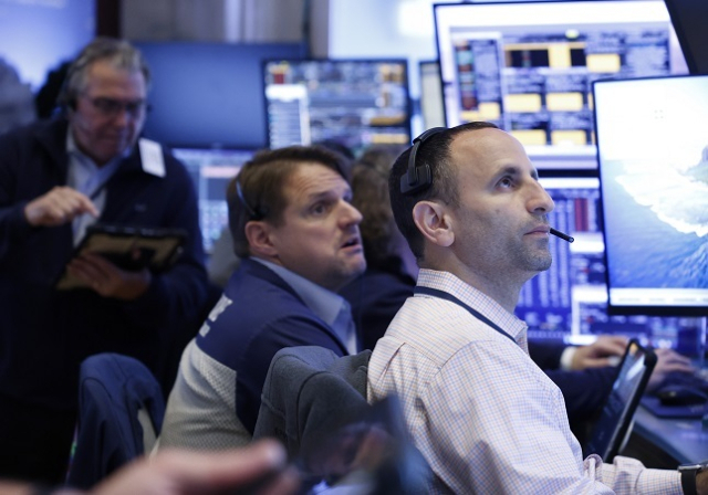 이번 추석 연휴 때 우리나라 투자자들이 미국 주식을 1조 7600억원 어치 순매수한 것으로 나타났다. 사진은 10일 뉴욕증권거래소의 트레이더들 모습. 연합뉴스