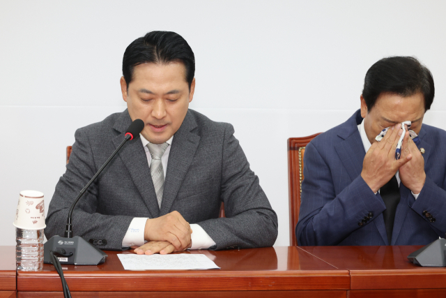 국민의힘 장동혁 대표가 10일 서울 여의도 국회에서 기자회견을 열고, 김건희 여사 관련 의혹을 수사 중인 민중기 특별검사팀에 조사받은 양평군 공무원이 자택에서 숨진 채 발견된 것과 관련해 특검 수사를 비판하고 있다. 연합뉴스