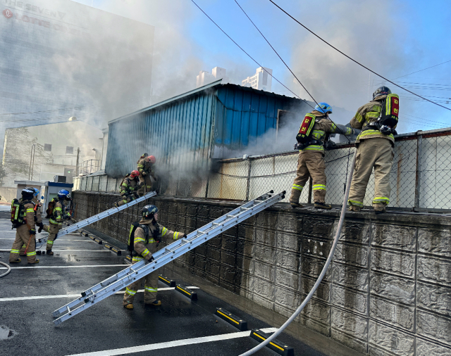 11일 부산 사하구 스티로폼 가공 공장에 불이 나 소방대원들이 진화 작업을 하고 있다. 부산소방재난본부 제공