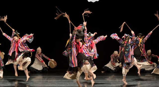 부산예총은 오는 21~22일 이틀간 부산 영화의전당과 부산콘서트홀에서 '부산아트빌리지 흥축제'를 개최한다. 21일 오후 7시 영화의전당 야외극장 무대에 오르는 박상용융무용단. 부산예총 제공