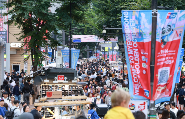 추석 명절 연휴 마지막 날인 9일 서울 중구 명동 거리에 관광객과 시민들이 오가고 있다. 지난달 관광객을 포함해 한국을 찾은 중국인 수는 52만5천396명으로, 작년 같은 달보다 16.4% 증가한 것으로 잠정 집계됐다. 연합뉴스