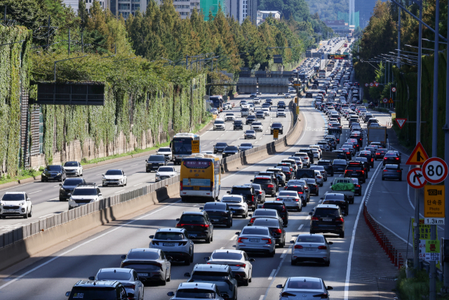 올해 추석 연휴 엿새 째인 지난 8일 서울 서초구 잠원나들목 인근 경부고속도로 하행선(오른쪽)이 차량들로 붐비고 있다. 연합뉴스