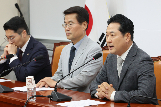 국민의힘 장동혁 대표가 10일 서울 여의도 국회에서 기자회견을 열고, 김건희 여사 관련 의혹을 수사 중인 민중기 특별검사팀에 조사받은 양평군 공무원이 자택에서 숨진 채 발견된 것과 관련해 특검 수사를 비판하고 있다. 연합뉴스
