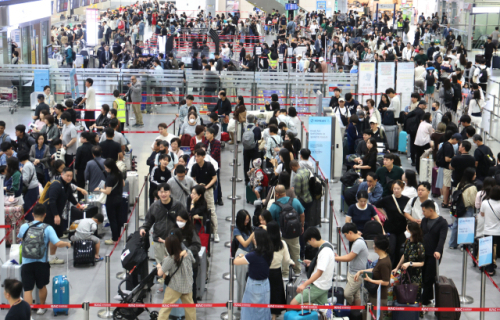 추석 연휴를 앞둔 지난 2일 부산 김해국제공항 국제선 출국장에서 대기 중인 승객들. 연합뉴스