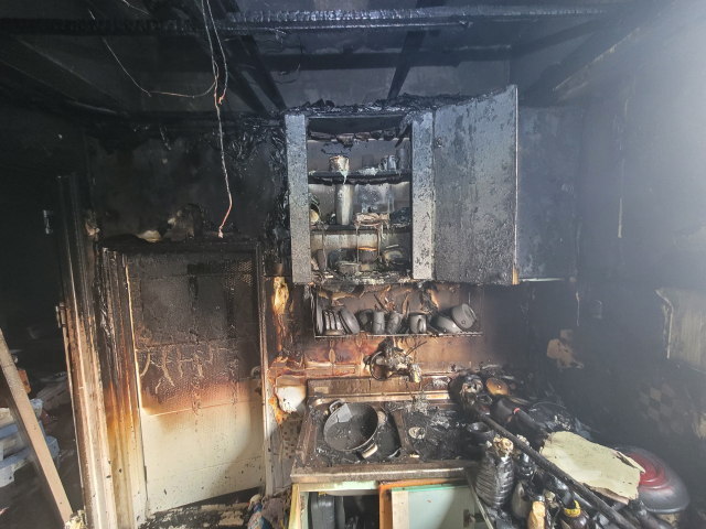 12일 오전 6시 55분께 부산 사상구 괘법동 한 단독주택 3층에서 불이 나 건물 주민 등 6명이 대피했다. 부산소방재난본부 제공