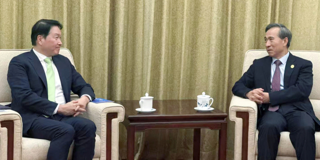 최태원 대한상의 회장(왼쪽)이 지난 10일 중국 베이징에서 런홍빈 CCPIT(중국국제무역촉진위원회) 회장을 만나 양국 경제협력의 현황을 돌아보고 기업 간 교류 확대 등 민간 차원의 협력 방안에 대해 의견을 나누고 있다. 연합뉴스