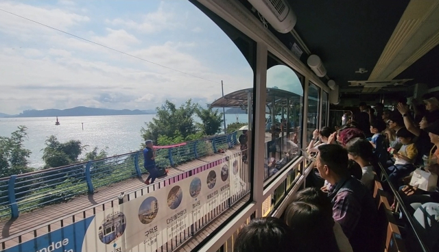 해운대구청은 추석 연휴 첫 주말인 지난 4일부터 해변열차를 타고 공연을 볼 수 있는 ‘해운대 더 라이드 해변열차’ 시범운영에 들어갔다. 해운대구청 제공