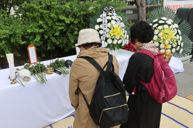 12일 김건희 여사 관련 의혹을 수사 중인 민중기 특별검사팀 사무실이 있는 서울 광화문 KT웨스트빌딩 앞에 '양평 공흥지구 특혜 의혹'과 관련해 수사받다 숨진 채 발견된 경기 양평군 공무원 A씨의 분향소가 마련돼 있다. 신자유연대와 국민의힘 평당원협의회 등 단체들은 이날 오후 간이 분향소를 설치하고 특검을 규탄하는 집회를 열었다. 연합뉴스