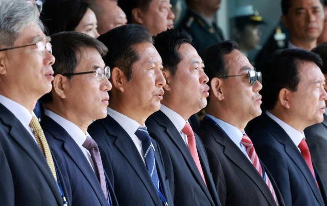 더불어민주당 정청래 대표와 국민의힘 장동혁 대표를 비롯한 참석자들이 1일 충남 계룡대 대연병장에서 열린 건군 77주년 국군의 날 기념행사에서 애국가를 제창하고 있다. 왼쪽부터 김상환 헌법재판소장, 노태악 중앙선거관리위원장, 정청래 대표, 장동혁 대표, 국민의힘 주호영·성일종 의원. 연합뉴스