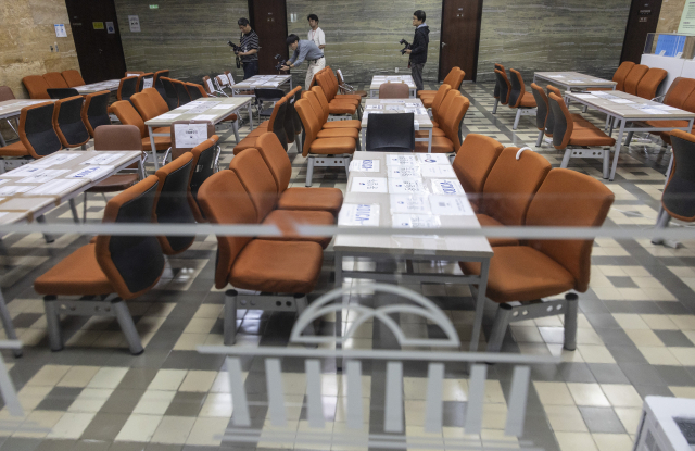 2025년 국정감사가 하루 앞으로 다가온 12일 서울 여의도 국회 법제사법위원회 앞 복도 책상에 피감 기관 직원들이 대기할 책상 위에 자리를 선점하기 위한 안내문이 붙어 있다. 올해 법사위 국정감사에서는 사법·검찰 개혁 등의 이슈와 계엄과 내란을 둘러싼 진실 공방 등 여야가 첨예하게 대립할 것으로 예상된다. 연합뉴스