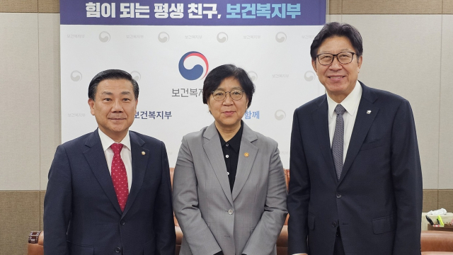 박형준(오른쪽) 부산시장과 국민의힘 백종헌(부산 금정) 의원이 지난 10일 정부세종청사를 찾아 보건복지부 정은경 장관과 면담을 가졌다. 백 의원 페이스북 캡처