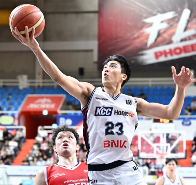 부산 KCC 윌리엄 나바로가 지난 11일 울산 현대모비스전에서 상대 수비를 따돌리고 골밑슛을 시도하고 있다. 부산 KCC 제공