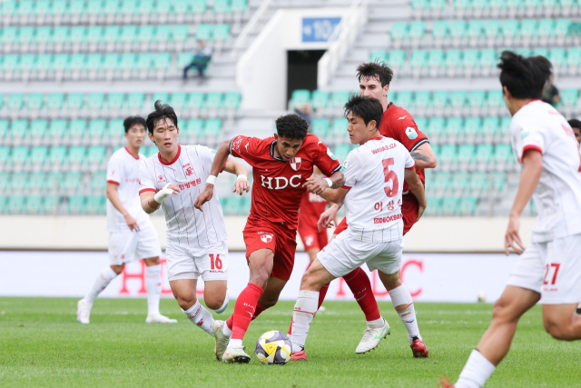 부산 아이파크의 페신(가운데)이 12일 부산 구덕운동장에서 열린 부천 FC와의 경기에서 드리블을 하고 있다. 부산아이파크 제공