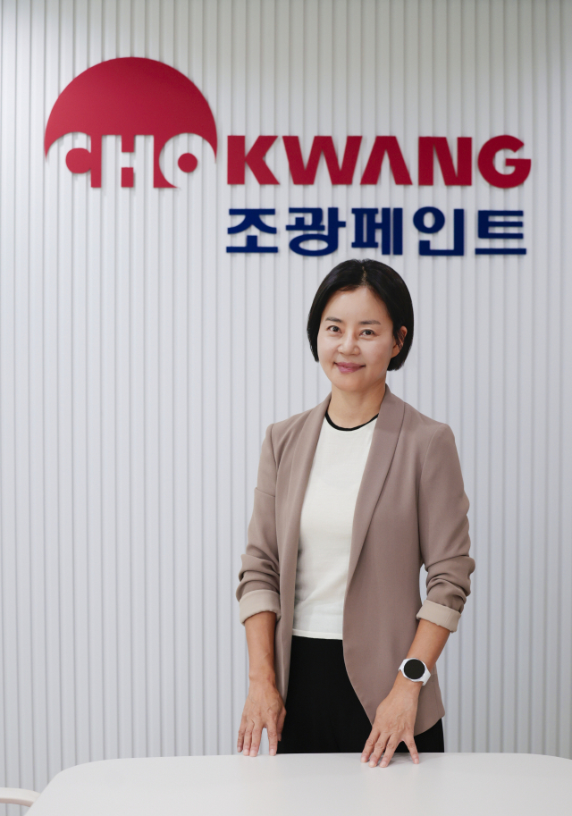 조광페인트 양성아 대표가 지난달 30일 부산 사상구 본사에서 사업 재편에 대해 설명 중이다. 정대현 기자 jhyun@