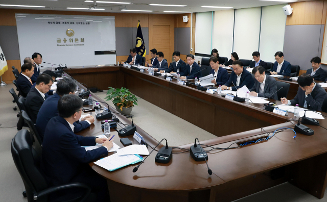 멈춰 있던 금융 유관기관의 기관장 인사가 급물살을 탈 것으로 보인다. 금융위원회는 지난 2일 서울 종로구 정부서울청사에서 금융 유관기관 기관장 간담회를 개최했다. 연합뉴스