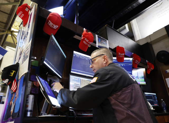 지난 10일(현지 시간) 미국 뉴욕 증권거래소에서 트레이더들이 업무를 보고 있다. UPI연합