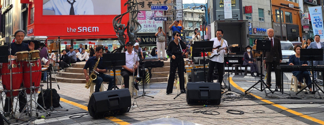 지난달 28일 노신사 밴드가 광복로에서 거리 공연을 열고 있다.