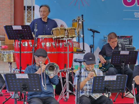 지난달 26일에 열린 ‘2025 하하 페스티벌’에서 노신사 밴드가 공연을 하고 있다.