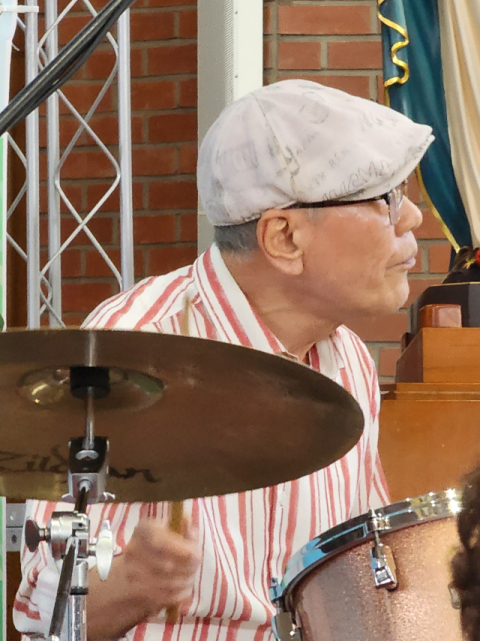 김화남 씨가 드럼 솔로 애드리브 연주를 펼치고 있다.