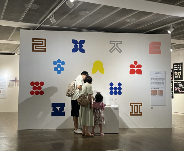 부산문화회관은 10명의 유명한 번역가를 초빙해 번역의 세계에 대한 특강을 진행한다. 사진은 현재 진행중인 ‘근대한글연구소’ 전시 모습. 부산문화회관 제공