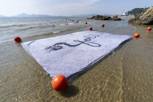 세바 칼푸케오 ‘콜오프 시리즈’(2025) 중 '포릴'. 사진 퍼포먼스, 420 × 600cm(기록 디에고 아르고떼). 부산비엔날레조직위원회 제공